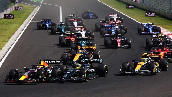Verstappen Hamilton bocht 1 Hongarije 2023