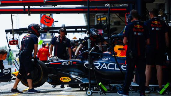 Verstappen Red Bull zijkant pitbox