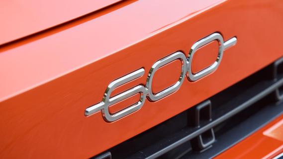 Fiat 600e La Prima detail 600 badge voor