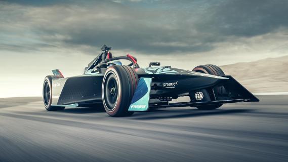 Formule E Genbeta raceauto rijdend schuin voor