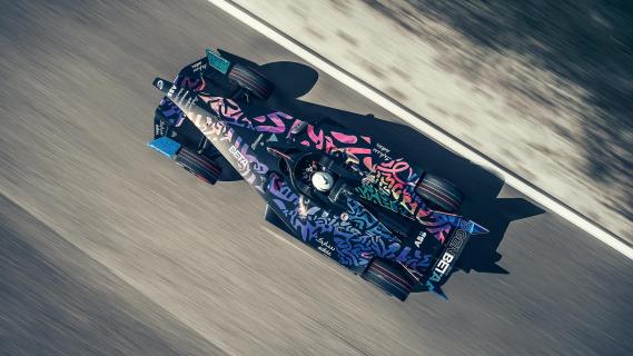 Formule E Genbeta raceauto rijdend boven