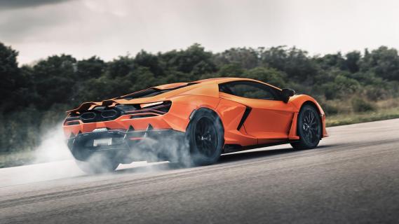 Lamborghini Revuelto rijdend schuin achter drift