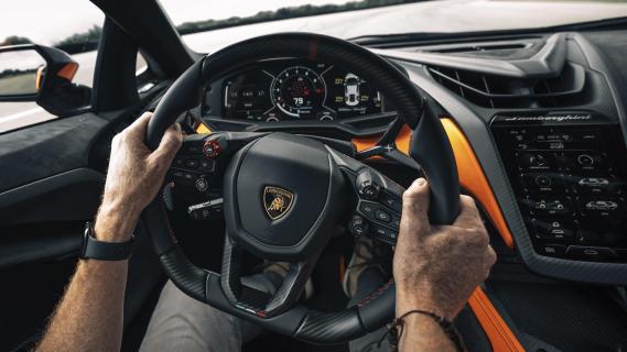 Lamborghini Revuelto rijdend interieur stuur handen