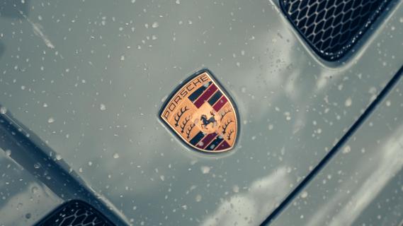 Porsche 911 Dakar logo op motorkap vies