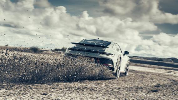 Porsche 911 Dakar rijdend achterkant grind