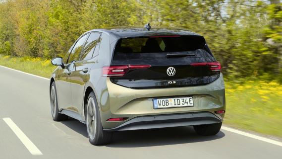 Volkswagen ID.3 Pro S (2024) facelift rijdend schuin achter