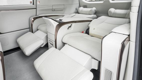 Lexus LM 350h AWD interieur achterstoelen ligstand