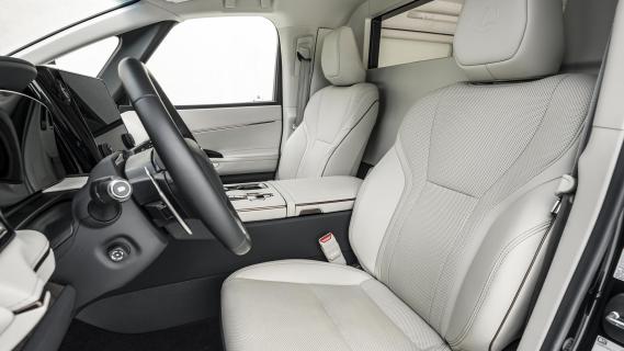 Lexus LM 350h AWD interieur voorstoelen