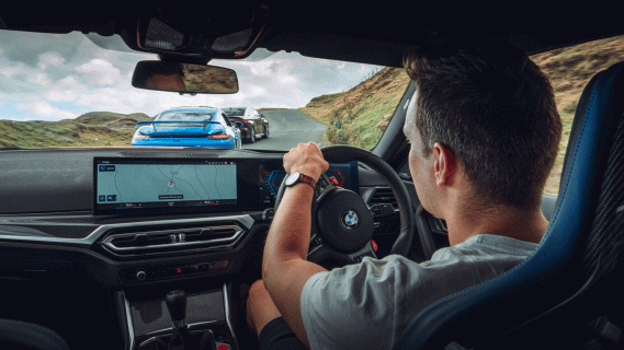 BMW M2 inteireur rijden achter Porsche 718 Cayman GT4 en Audi RS 3 Limousine