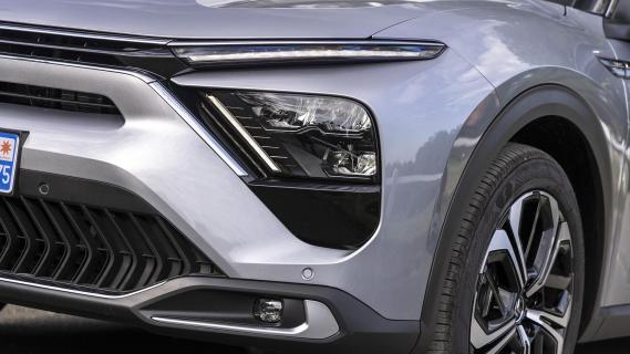 Citroën C5 X Plug-in Hybrid 180 Plus detail schuin voor