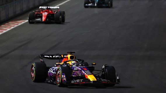Verstappen rijdend voor Leclerc GP van Las Vegas 2023