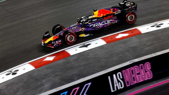 GP van Las Vegas 2023 Verstappen rijdend zijkant