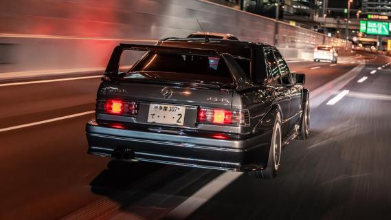 Mick Schumacher Mercedes 190 E Evo II in Tokio rijdend schuin achter tunnel