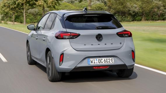 Opel Corsa Electric GS Long Range (2023) rijdend schuin achter