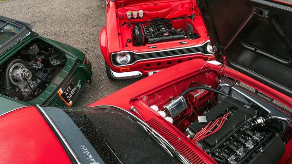 Restomods viercilinders Alfaholics GTA-R Porsche 912C MST Ford Escort motoren motorkap open