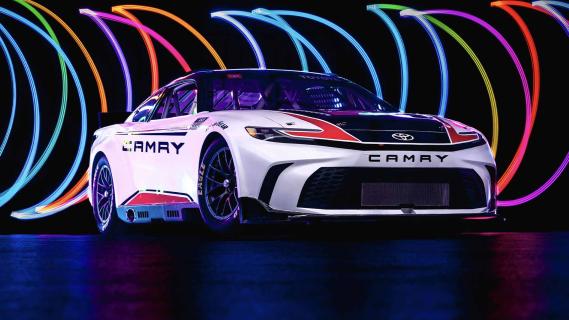 Toyota Camry NASCAR 2023 voorkant studio