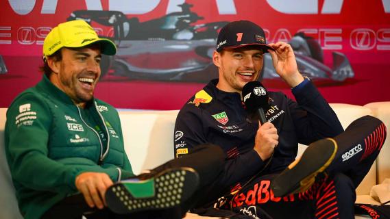 Alonso Verstappen persconferentie lachen 2023