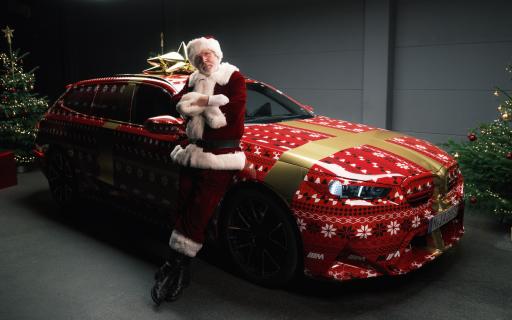 BMW M5 Touring met kerstman