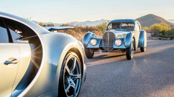 Bugatti Chiron Super Sport '57 schuin achter met Bugatti Type 57 Atlantic SC