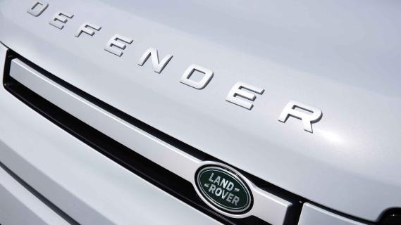 Land Rover Defender 110 P400e SE plug-in hybrid badge en Land Rover-logo