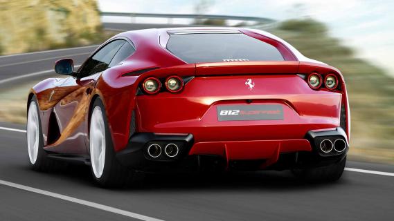 Ferrari 812 Superfast rijdend achterkant