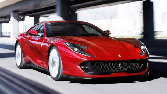 Ferrari 812 Superfast rijdend voorkant