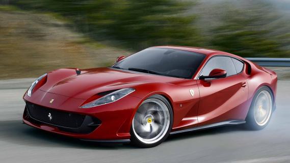 Ferrari 812 Superfast rijdend zijkant