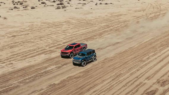 Ford Bronco Raptor en Ford F-150 Raptor R in woestijn