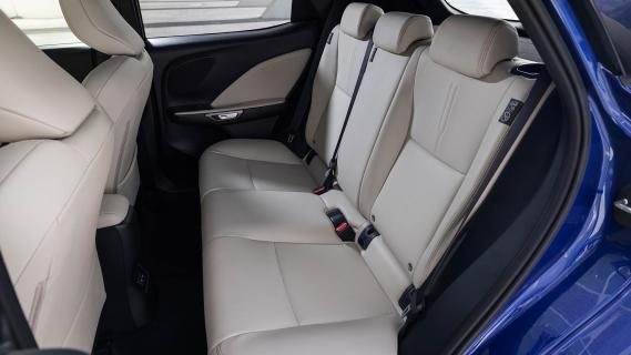 Lexus LBX Elegant 2WD 2023: interieur achterbank