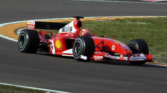 Michael Schumacher 2004 F2004 rijdend schuin voor