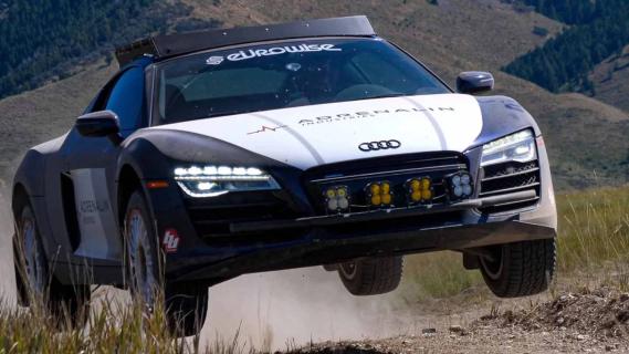 Offroad-Audi R8 schuin voor sprong