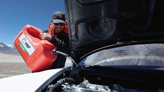 Porsche 911 Carrera 4S record bergbeklimmen eFuels tanken