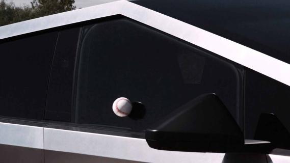 Tesla Cybertruck (2023) productiemodel honkbal tegen ruit