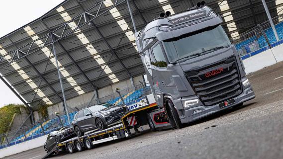 DAF TB+ RS-dealer vrachtwagen schuin voor