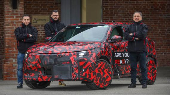 Alfa Romeo Milano prototype camouflage 3/4 voor met mannen ernaast