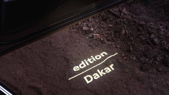 Audi Q8 e-tron Edition Dakar lamp uit deur op grond