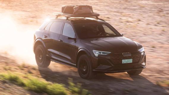 Audi Q8 e-tron Edition Dakar rijdend schuin voor