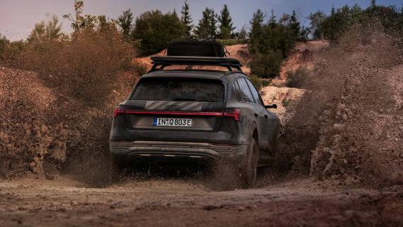 Audi Q8 e-tron Edition Dakar rijdend schuin achter modder