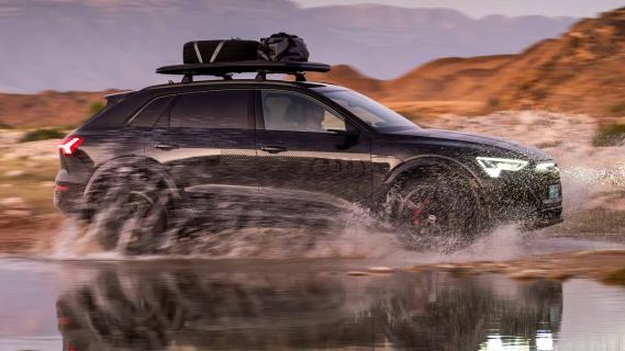 Audi Q8 e-tron Edition Dakar rijdend zijkant plas water