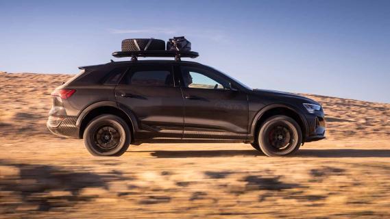 Audi Q8 e-tron Edition Dakar rijdend zijkant