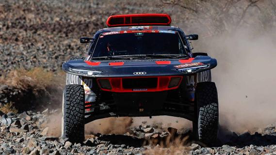 Audi RS Q e-tron Dakar Rally 2024 rijdend voorkant stenen