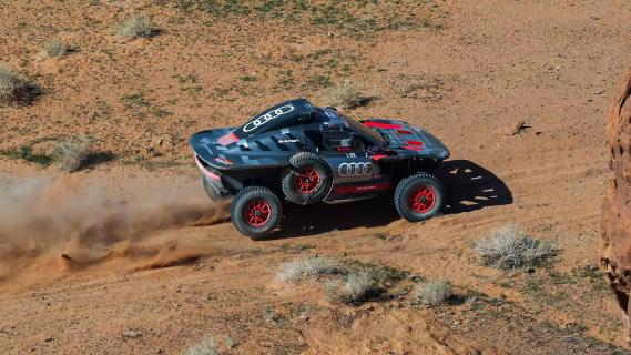 Audi RS Q e-tron Dakar Rally 2024 rijdend zijkant woestijn