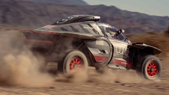 Audi RS Q e-tron Dakar Rally 2024 rijdend schuin achter
