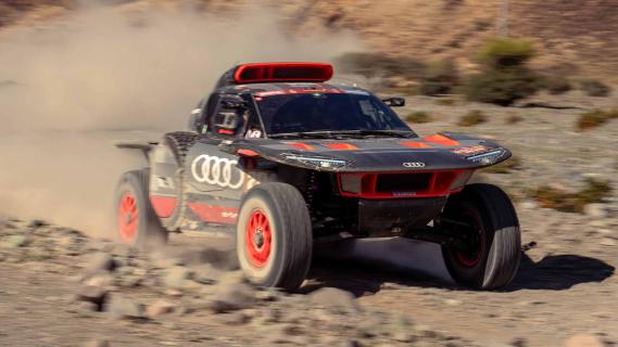 Audi RS Q e-tron Dakar Rally 2024 rijdend schuin voor