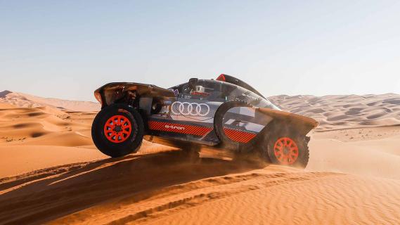 Audi RS Q e-tron Dakar Rally 2024 rijdend zijkant woestijn duin