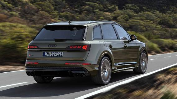 Audi SQ7 facelift 2024 rijdend schuin achter