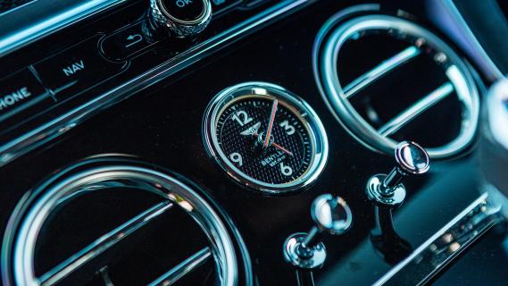 Bentley Continental GT (2023) interieur klokje