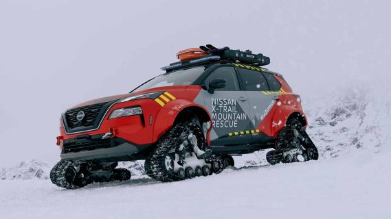 Nissan X-Trail Mountain Rescue sneeuw rupsbanden schuin voor