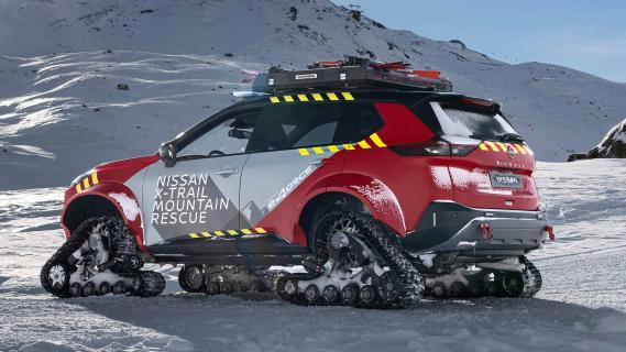 Nissan X-Trail Mountain Rescue sneeuw rupsbanden schuin achter