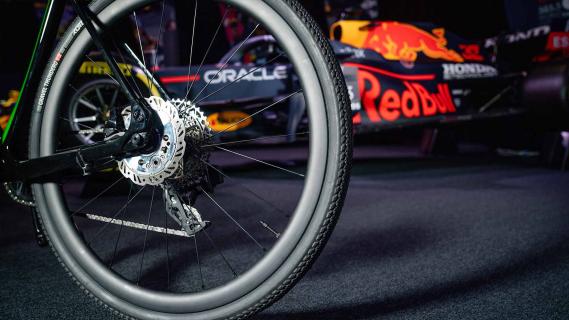 Red Bull elektrische fiets achterwiel en f1-auto wiel